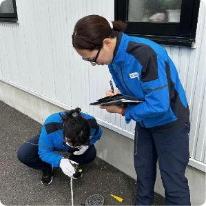 現場で確認作業を行う女性社員